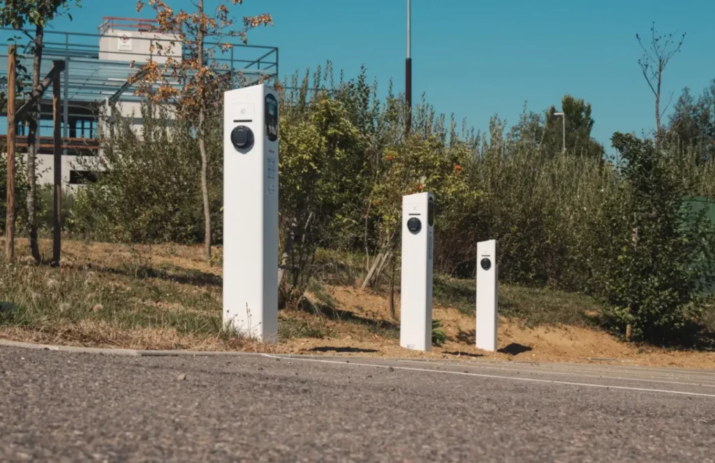 Parc de bornes de recharge Nexteneo situées à l'extérieur, illustrant le déploiement et la gestion moderne de l'infrastructure de recharge électrique.