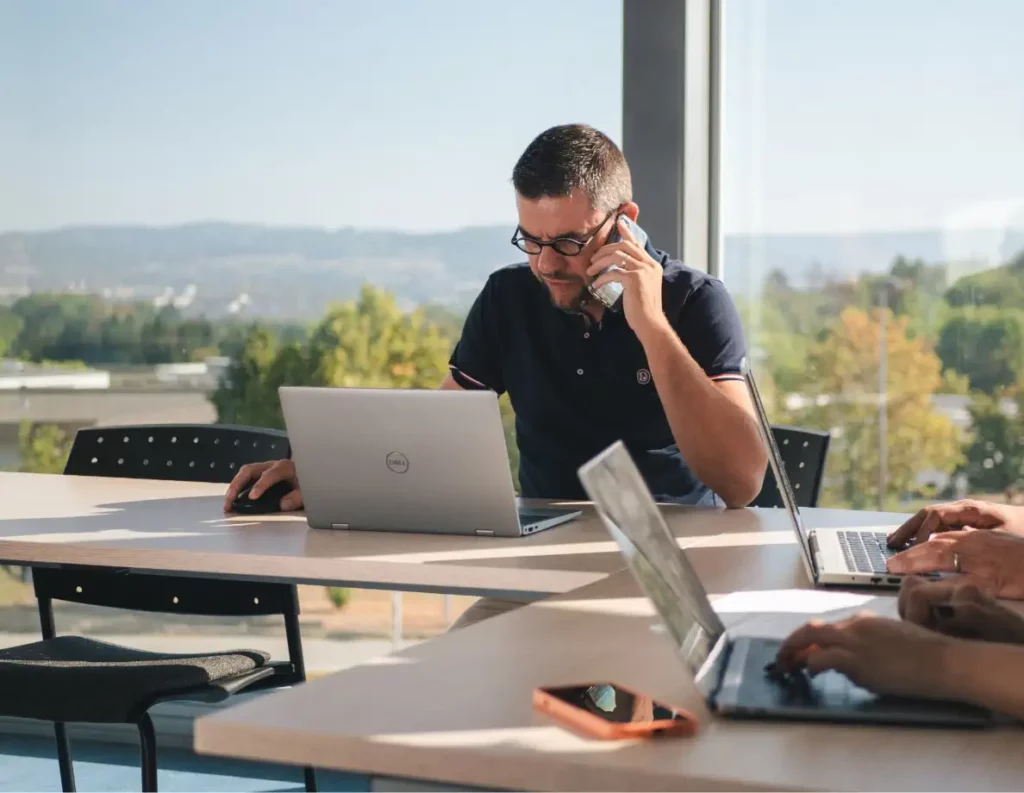 Homme travaillant sur le logiciel de pilotage de bornes et de parc de bornes proposé par Nexteneo