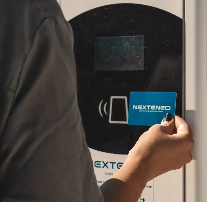 Personne procédant à un paiement sur la borne de recharge connectée et intelligente Nexteneo