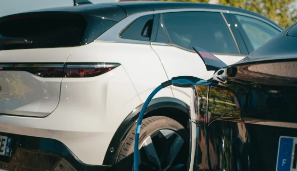 Voitures et véhicules hybrides en cours de charge grâce à un câble de recharge Nexteneo
