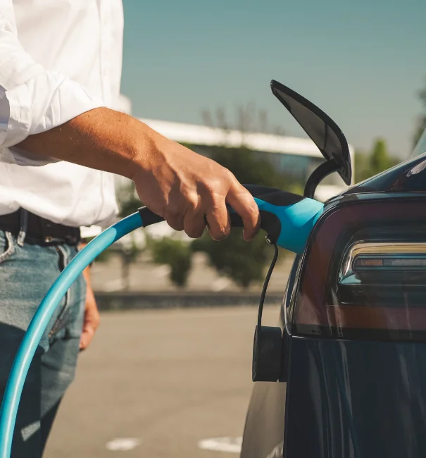 Vue rapprochée du câble utilisé pour la recharge de véhicule électrique, piloté depuis un logiciel de supervision Nexteneo