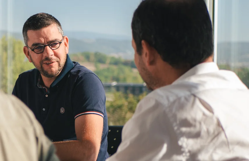 Homme donnant des conseils techniques sur la faisabilité d'un projet d'installation d'un parc de stations Nexteneo en Savoie