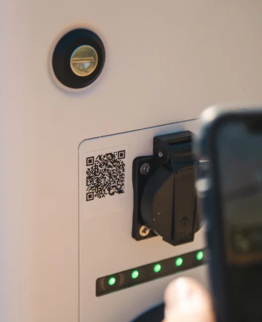 Prise de courant vu de près sur une borne de recharge connectée à l'application mobile Nexteneo