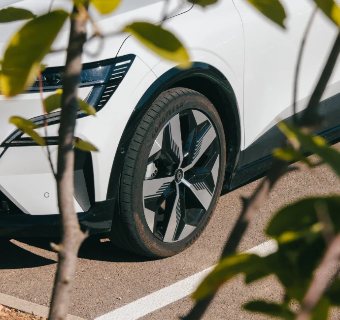 Véhicule électrique ou hybride performant stationnée sur un parc de bornes de recharges intelligent Nexteneo