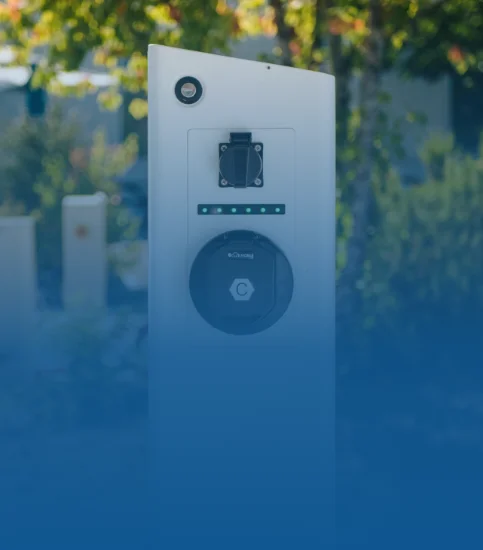Station de charge Nexteneo vue de face avec la prise électrique et les voyants de consommation intelligents