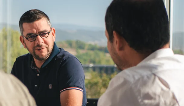 Électricien conseillant un client Nexteneo sur la maintenance de ses installations de recharge