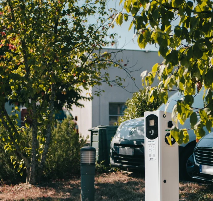Stations de recharge pour voitures électrique et hybride sur un parking avec parc durable de bornes de recharge Nexteneo