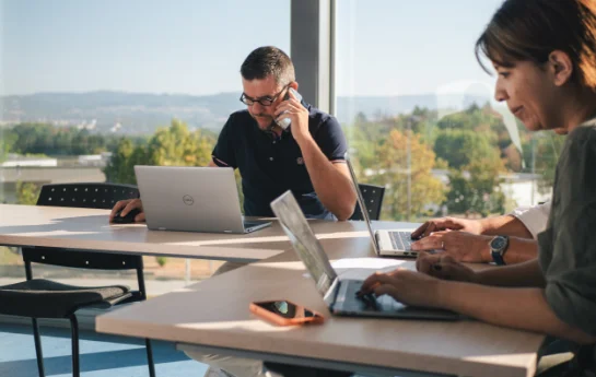 Homme travaillant sur le logiciel de supervision de bornes et d'infrastructures de bornes de recharge proposé par Nexteneo