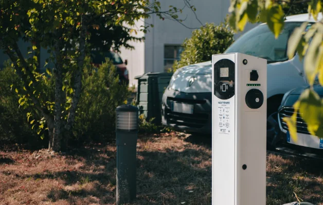 Bornes de recharge pour voitures électrique et hybride sur un parking avec infrastructure de recharge Nexteneo
