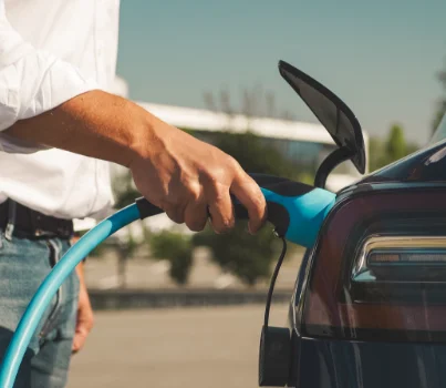 Vue rapprochée du cordon d'alimentation utilisé pour la recharge de véhicule électrique, qui fait le raccordement entre la voiture et la borne de recharge