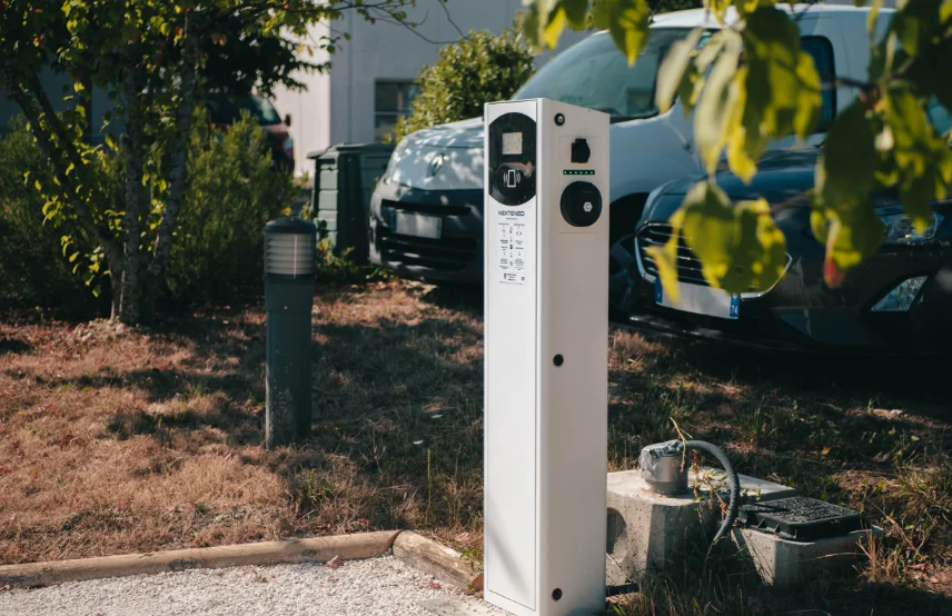 Station de recharge pour véhicule électrique et hybride sur un parking du territoire