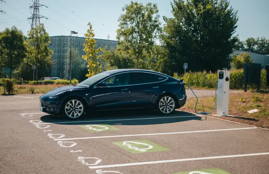 Véhicule éléctrique en recharge